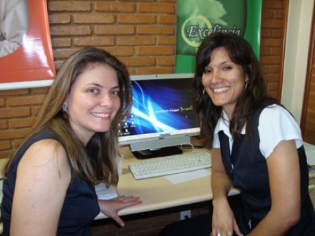 Priscila e Adenice no escritório central do Haggai