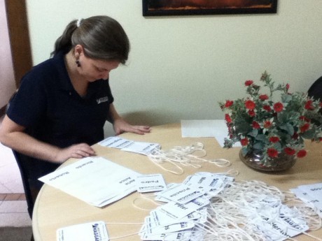 Priscila preparando os crachás. Representantes de 17 estados participarão do encontro anual dos Secretários Executivos do Haggai.
