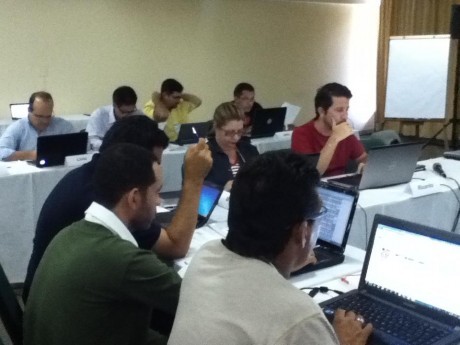 Os primeiros que chegaram já estão testando o novo sistema de compartilhamento de arquivos que o Haggai preparou.