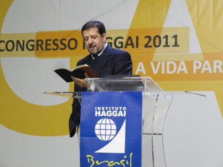 Ricardo Agreste lê a Palavra de Deus