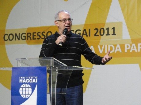 Edson Barbosa dirige momento de oração