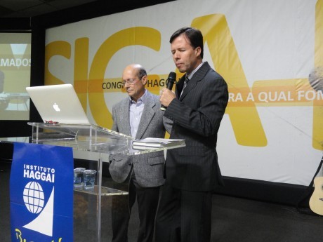 Elias Neves ora por Alex Dias Ribeiro