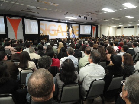 Participantes ouvem a palavra de Jeremias Pereira