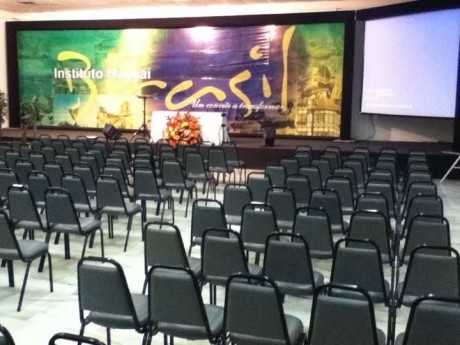 Auditório preparado para a abertura