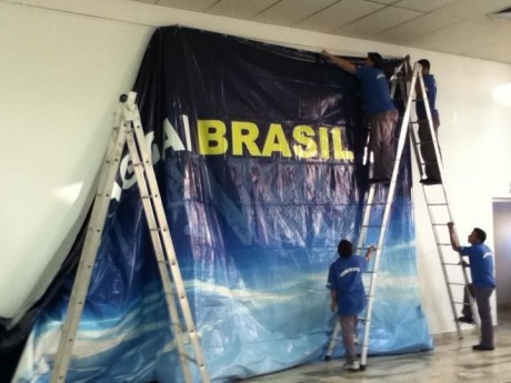 Equipe de apoio levantando o painel do Espaço Haggai